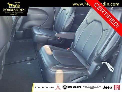 Certified 2025 Chrysler Pacifica Select FWD image 17