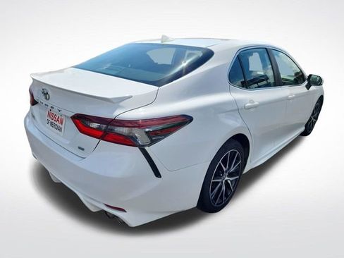 Used 2022 Toyota Camry SE image 5
