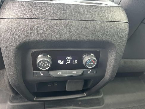 Used 2024 Chevrolet Traverse RS FWD image 17