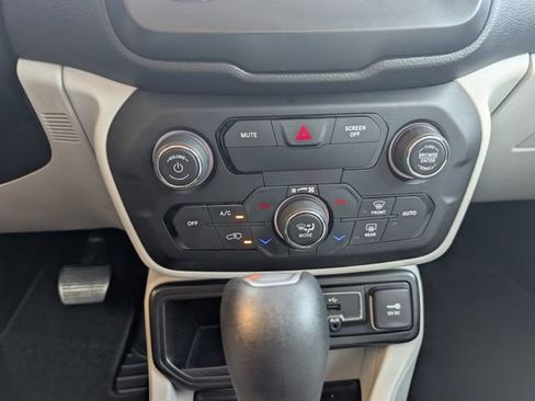 Used 2020 Jeep Renegade Limited w/ LED Lighting Group FWD image 17