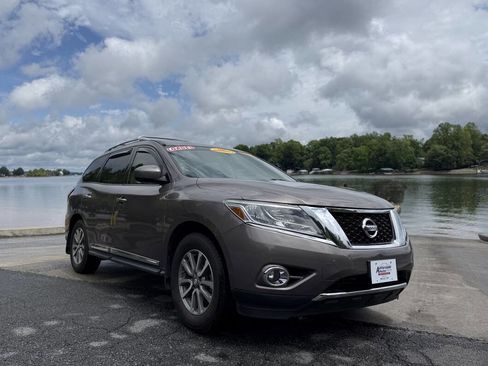 Used 2014 Nissan Pathfinder SL FWD image 1
