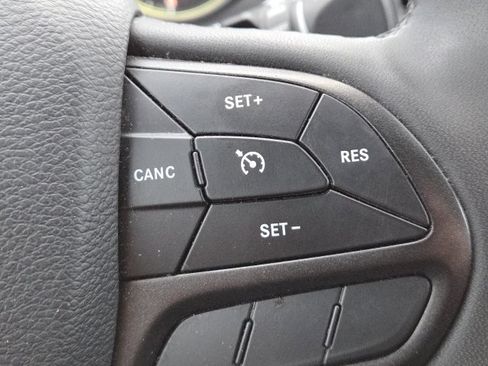 Used 2021 Jeep Cherokee Trailhawk image 4