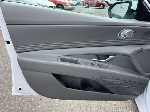 Used 2025 Hyundai Elantra SEL FWD image 18