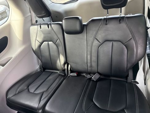 Used 2023 Chrysler Pacifica Touring-L FWD image 29