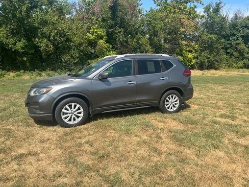 Used 2017 Nissan Rogue SV w/ SV Family Package FWD image 3
