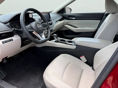 Used 2025 Nissan Altima 2.5 SV FWD image 8