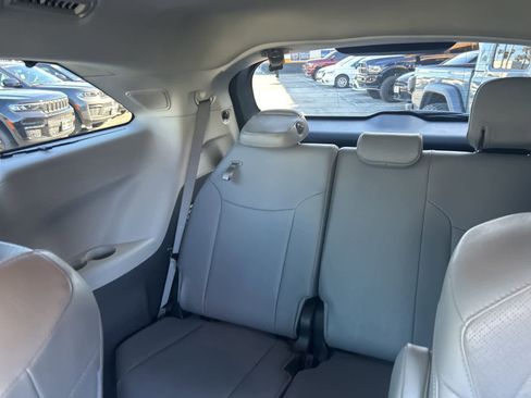 Used 2022 Toyota Sienna Limited image 25