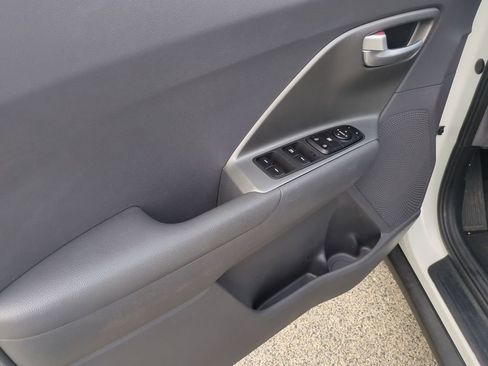 Certified 2022 Kia Niro LX image 21
