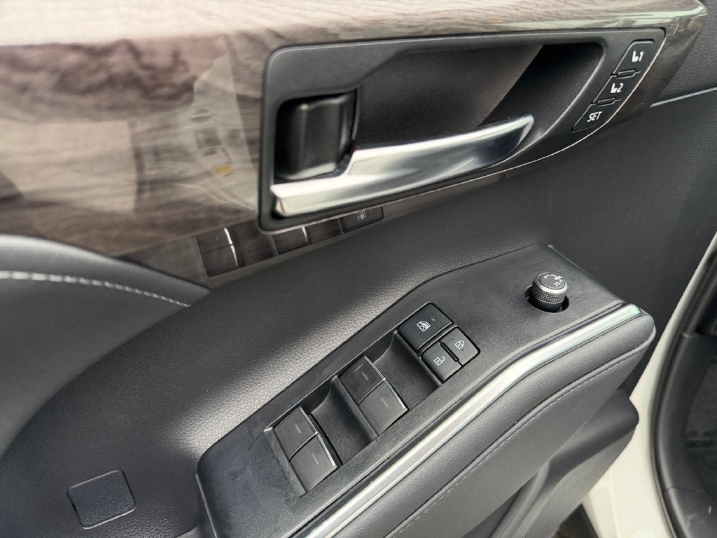 Used 2021 Toyota Highlander Limited AWD/4WD image 21