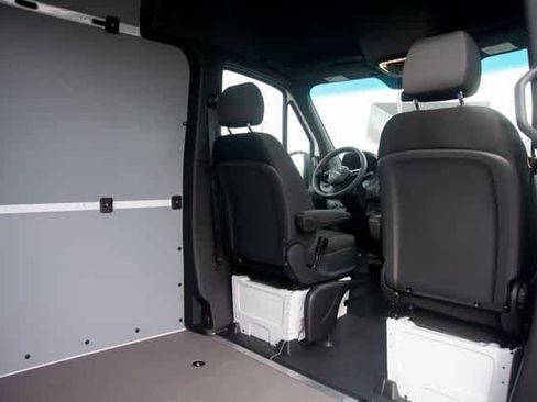 Used 2025 Mercedes-Benz Sprinter 2500 image 37