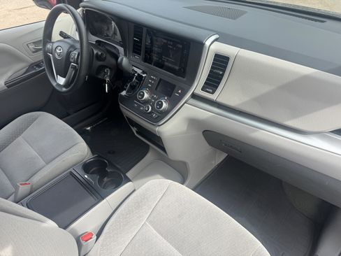 Used 2015 Toyota Sienna LE FWD image 25