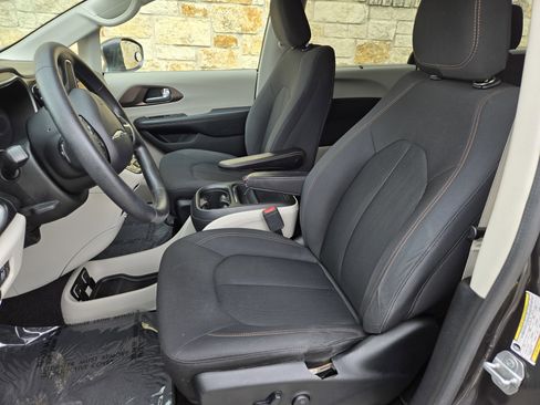 Used 2019 Chrysler Pacifica Touring Plus image 5