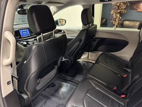 Used 2017 Chrysler Pacifica Touring-L w/ Tire & Wheel Group image 40