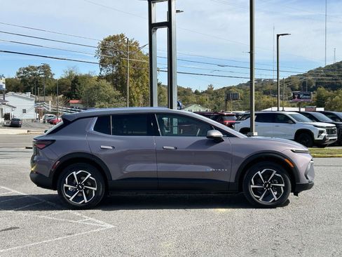 New 2026 Chevrolet Equinox EV LT AWD/4WD image 2