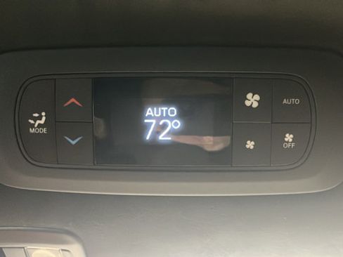 Used 2023 Chrysler Pacifica Pinnacle FWD image 38