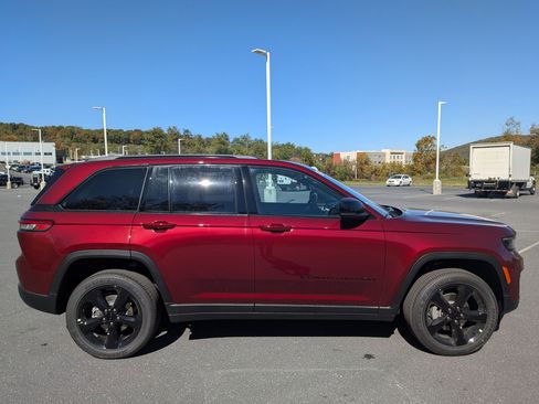 New 2025 Jeep Grand Cherokee Altitude image 4
