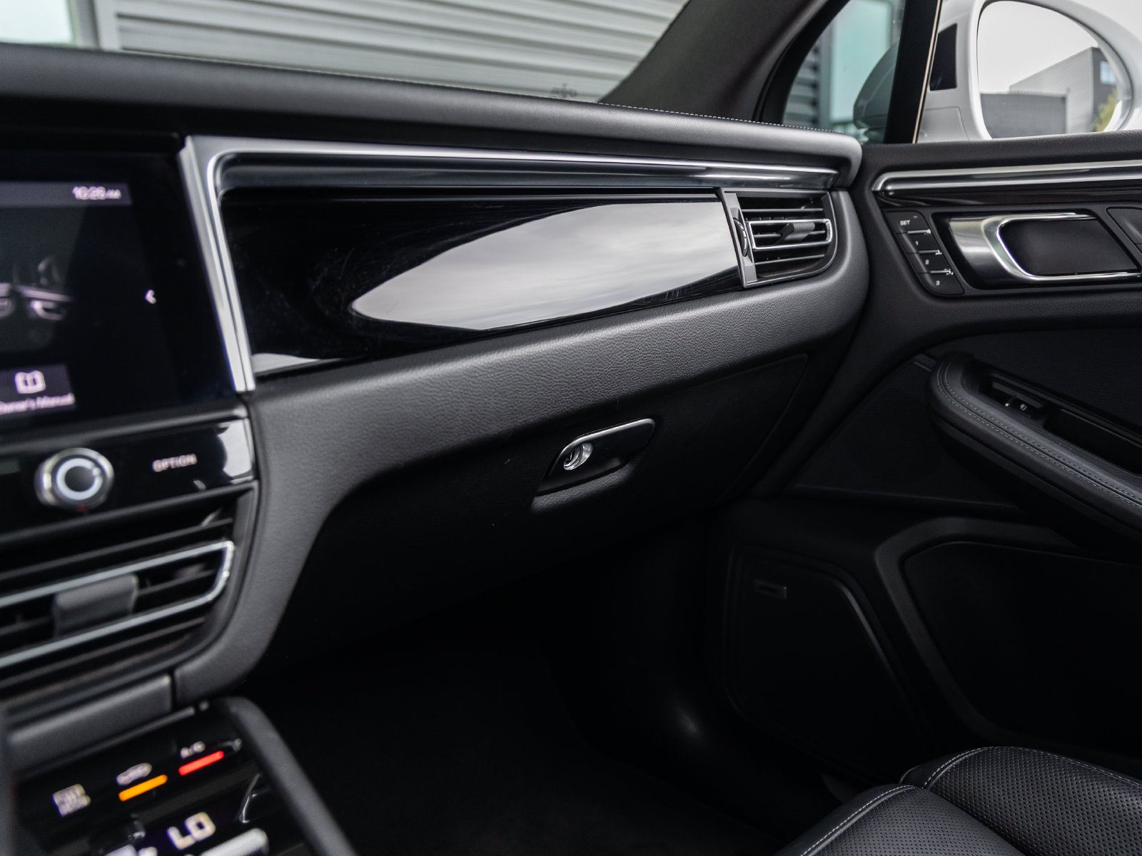 Used 2022 Porsche Macan S AWD/4WD image 28