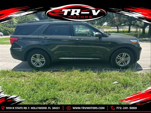 Used 2023 Ford Explorer XLT w/ Equipment Group 202A RWD image 4