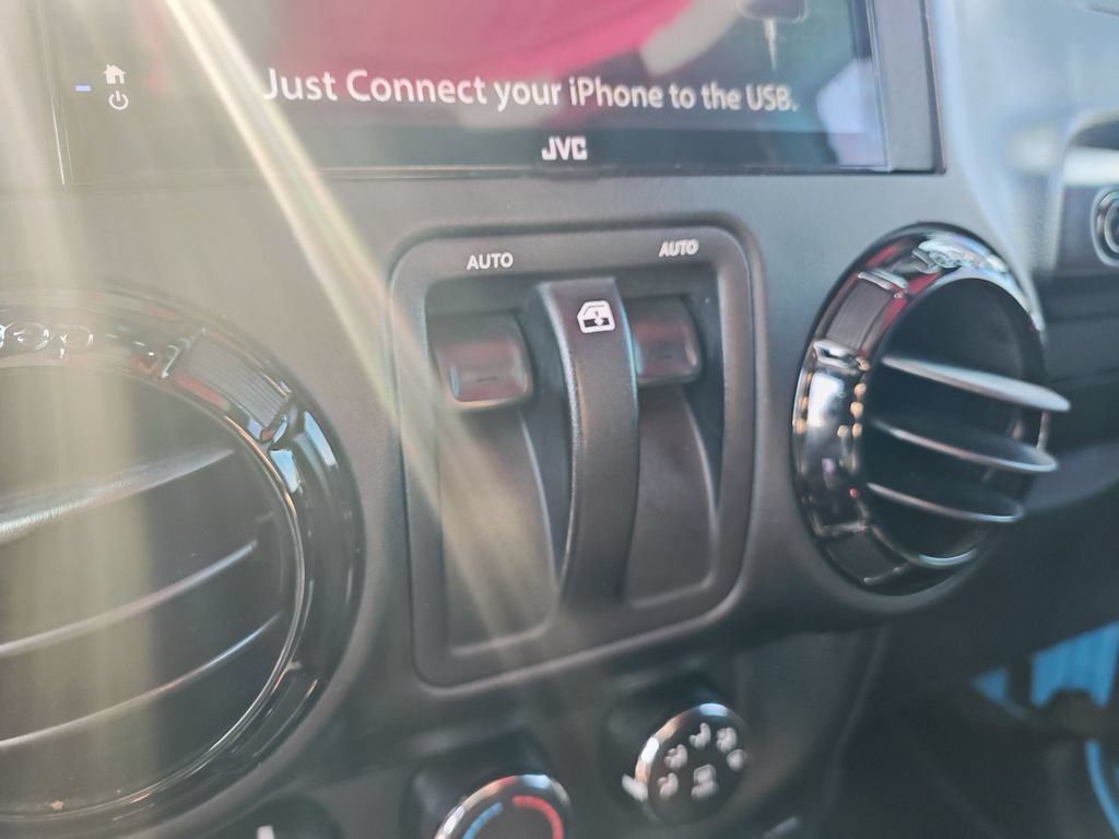 Used 2017 Jeep Wrangler Sahara AWD/4WD image 11