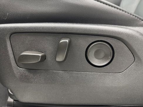 Used 2025 Chevrolet Suburban Z71 w/ Comfort Package image 11