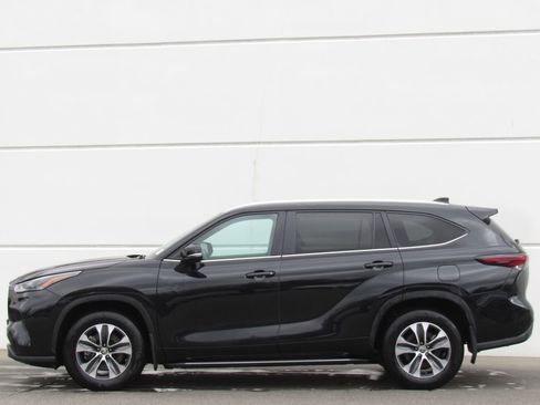 Used 2024 Toyota Highlander XLE AWD/4WD image 4