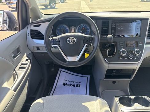 Used 2018 Toyota Sienna LE w/ Carpet Mat Package FWD image 13