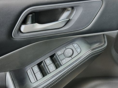 Used 2025 Nissan Rogue SV image 15