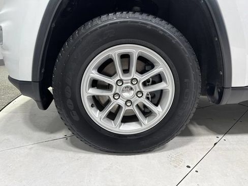 Used 2019 Jeep Grand Cherokee Laredo AWD/4WD image 7