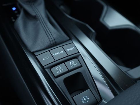 Used 2025 Toyota Camry SE image 9