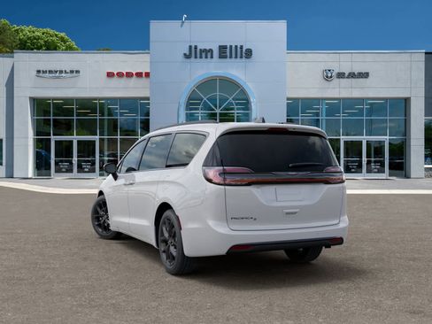 New 2026 Chrysler Pacifica Select w/ S Appearance Package FWD image 3