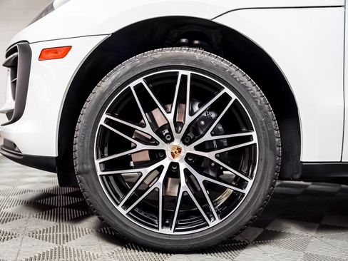 Certified 2026 Porsche Macan AWD/4WD image 13