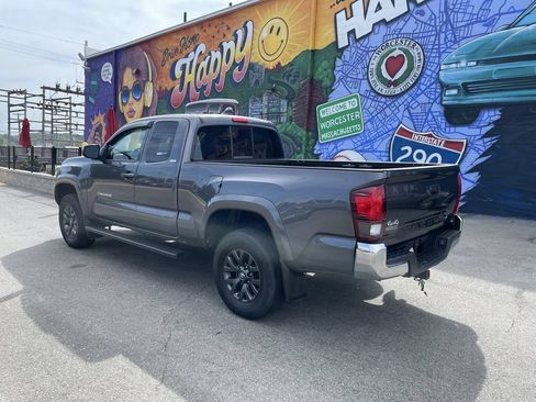 Used 2022 Toyota Tacoma SR5 w/ SR5 Appearance Package (SM) AWD/4WD image 3
