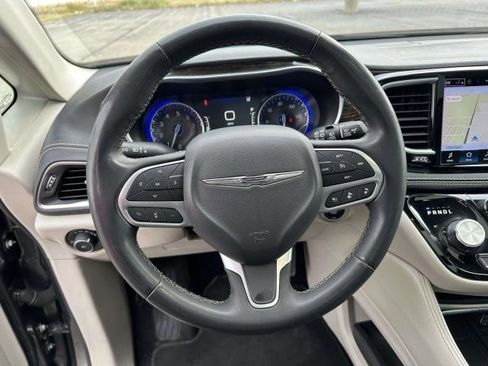 Used 2023 Chrysler Pacifica Limited image 10