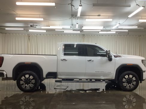 Used 2025 GMC Sierra 2500 Denali AWD/4WD image 4
