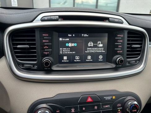 Used 2018 Kia Sorento LX image 18