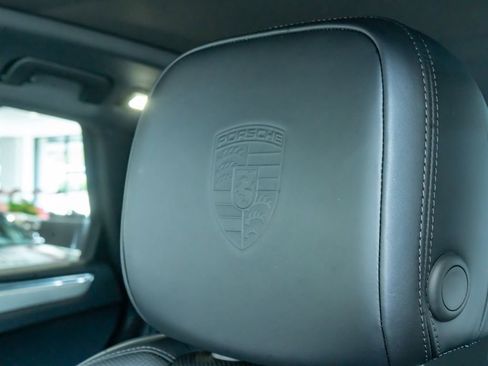 Certified 2026 Porsche Macan AWD/4WD image 17