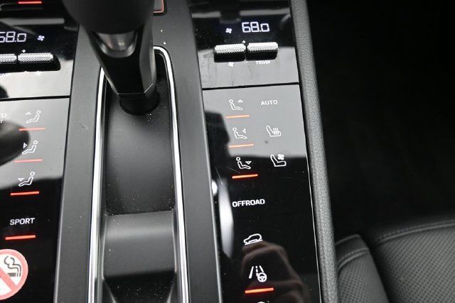 Used 2025 Porsche Macan AWD/4WD image 32