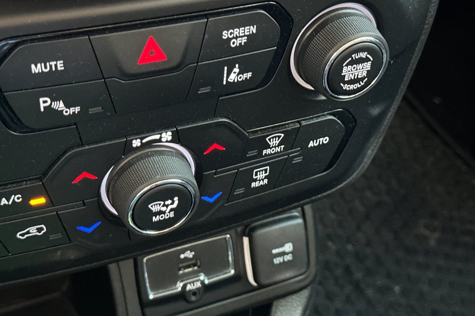 Used 2018 Jeep Renegade Latitude FWD image 29