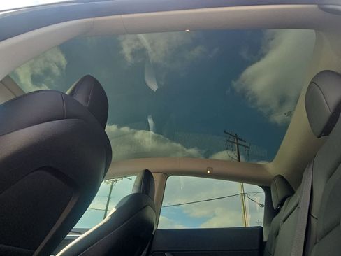 Used 2022 Tesla Model Y Performance image 21