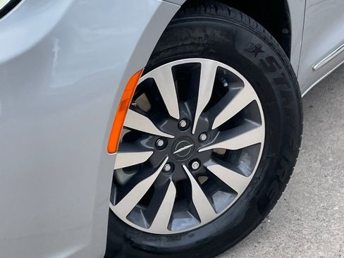 Used 2023 Chrysler Pacifica Limited FWD image 8