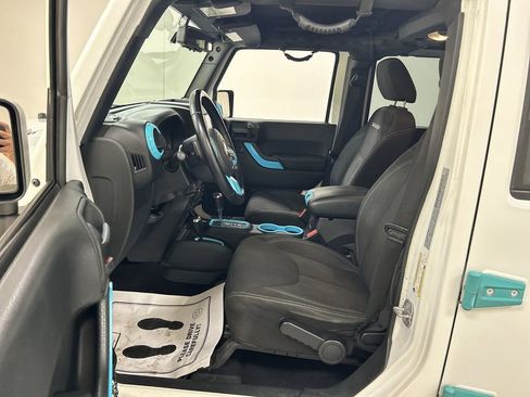 Used 2017 Jeep Wrangler Unlimited Sahara w/ Connectivity Group image 9