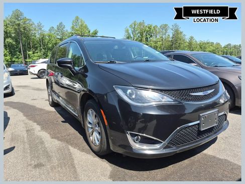 Used 2019 Chrysler Pacifica Touring-L FWD image 1