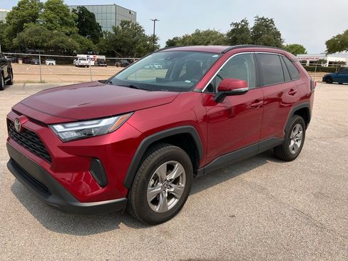 Used 2025 Toyota RAV4 XLE FWD image 1