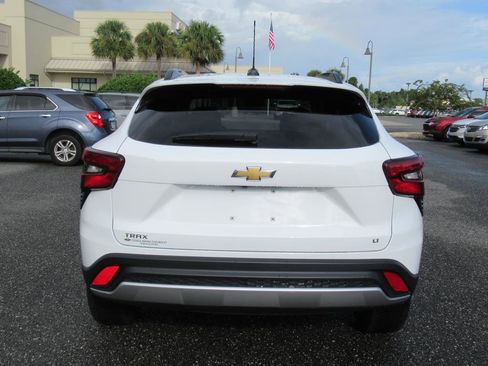 Used 2024 Chevrolet Trax LT w/ Driver Confidence Package image 5