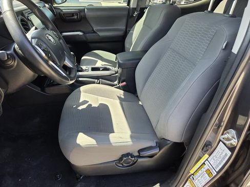 Used 2017 Toyota Tacoma SR5 w/ Tow Package RWD image 4