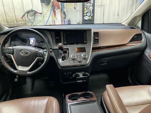 Used 2018 Toyota Sienna Limited image 12