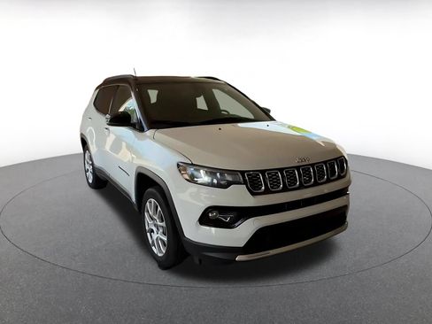 Used 2025 Jeep Compass Limited AWD/4WD image 3