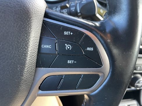 Used 2019 Jeep Cherokee Limited image 16