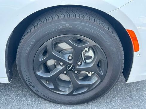 Used 2024 Chrysler Pacifica Limited FWD image 14