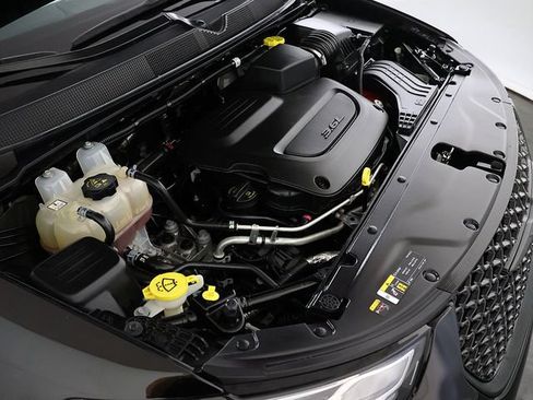 Used 2025 Chrysler Pacifica Limited FWD image 36